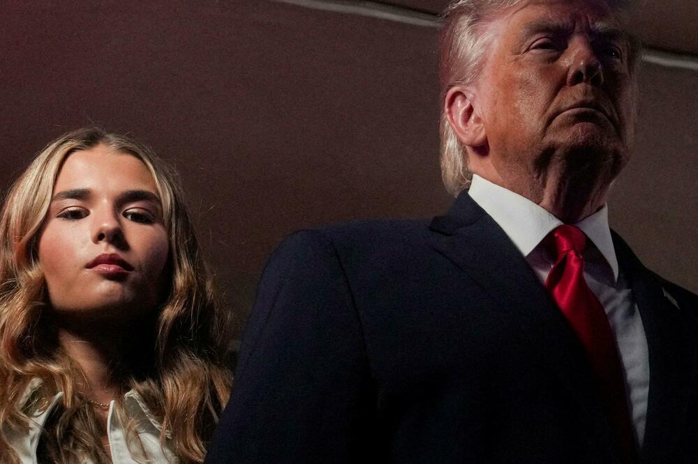 Potpis ispod fotografije, Predsednik SAD Donald Tramp i njegova unuka Kaj Tramp prisustvuju trećoj utakmici finala NBA lige u Medison Skver Gardenu, Foto: Reuters
