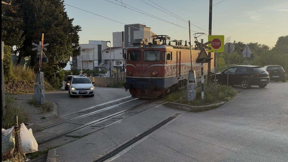 Dnevno izbjegavanje tragedije: Rampa na pružnom prelazu u ba