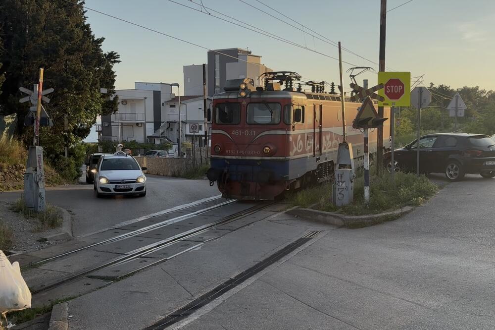 Građani svakodnevno u opasnosti: pružni prelaz Šušanj, Foto: Marija Pešić