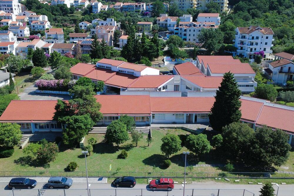 <p>&ldquo;Planirani radovi obuhvataju adaptaciju elektro i termotehničkih instalacija, kao i uređenje enterijera škole, sa ciljem stvaranja funkcionalnijeg, bezbjednijeg i savremenijeg ambijenta za učenike i nastavno osoblje&rdquo;, kaže se u saopštenju</p>