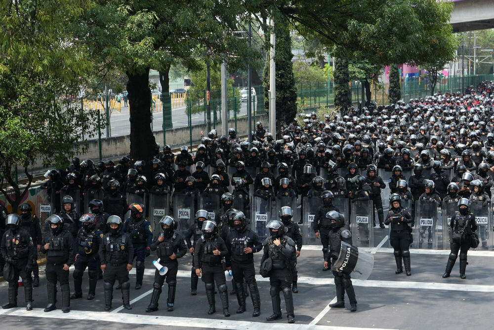 <p>Čak šest različitih protesta održano je u glavnom gradu Meksika prvog dana SP: bunili se prosvetari, porodice žrtava narko-kartela...</p>