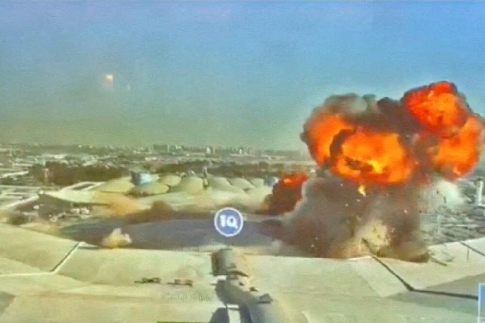 Snimak nadzorne kamere (CCTV) prikazuje vatru i dim koji se uzdižu nakon udara na Međunarodni aerodrom u Kuvajtu: Fotografija od 3. juna, Foto: Reuters