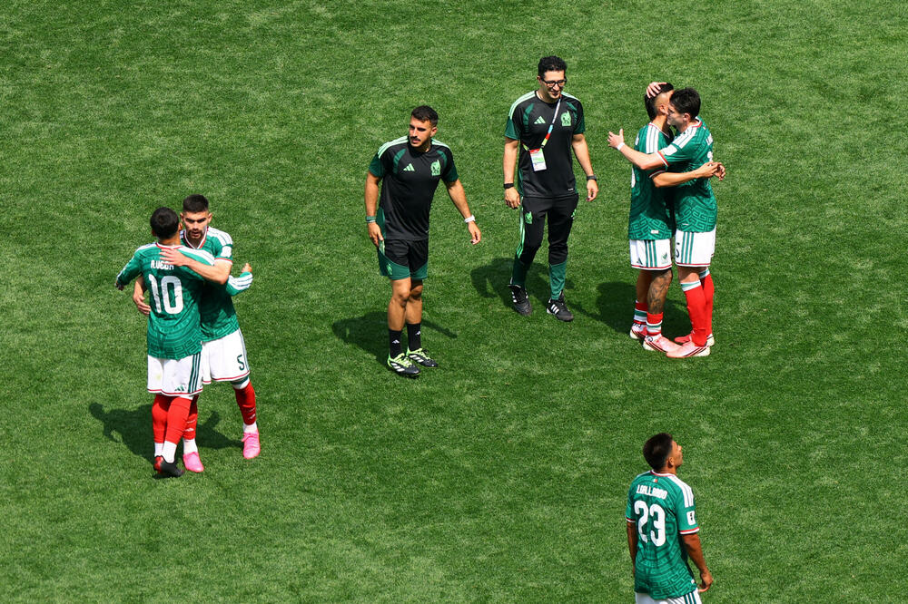 <p>Pobjeda Meksika 2:0 u spektaklu sa tri crvena kartona pred 80.824 navijača na stadionu "Asteka"</p>
