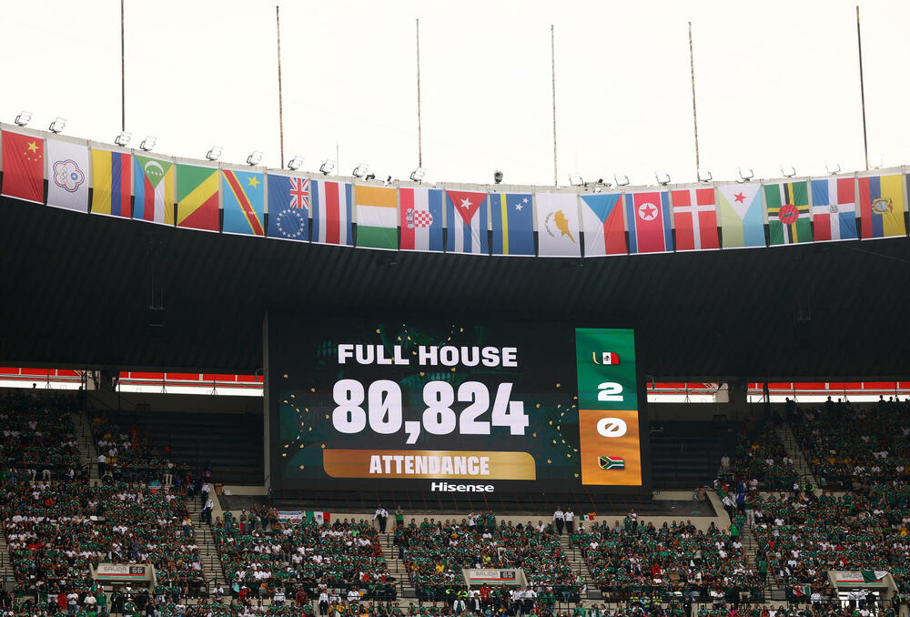 <p>Pobjeda Meksika 2:0 u spektaklu sa tri crvena kartona pred 80.824 navijača na stadionu "Asteka"</p>