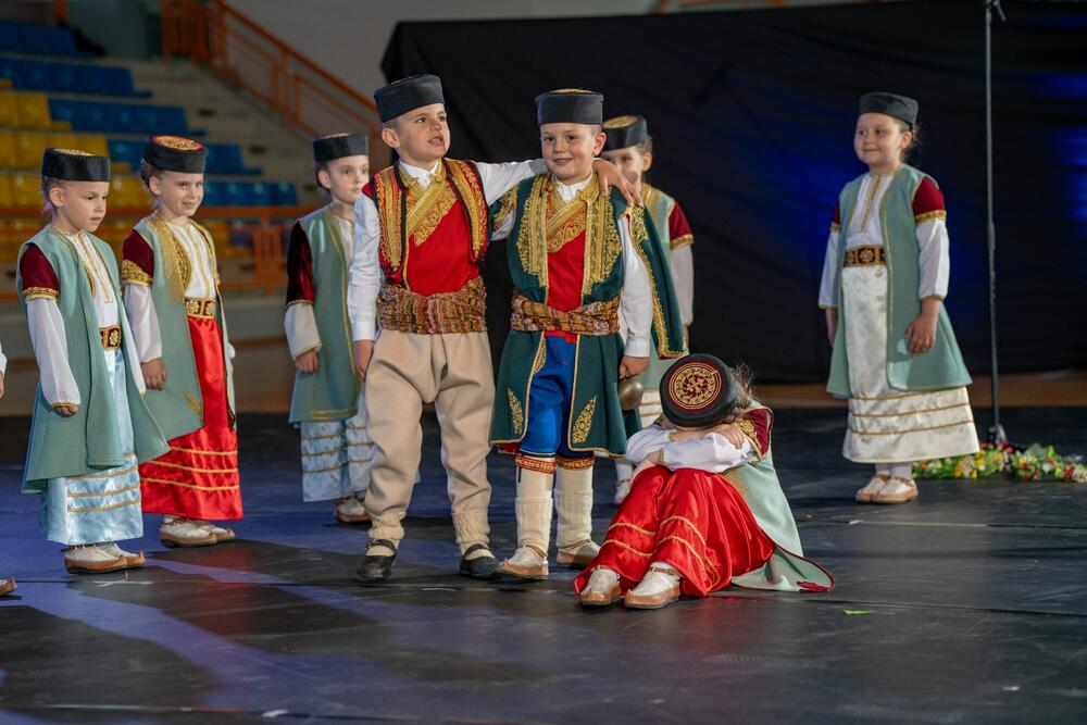 <p>Program je bio podijeljen u dva tematska dijela. Prvi dio bio je posvećen nematerijalnom kulturnom dobru "Tradicionalne igre kolašinskog kraja", koje predstavlja jedan od najznačajnijih segmenata lokalnog i nacionalnog kulturnog nasljeđa</p>
