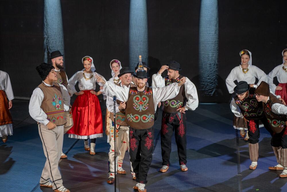 <p>Program je bio podijeljen u dva tematska dijela. Prvi dio bio je posvećen nematerijalnom kulturnom dobru "Tradicionalne igre kolašinskog kraja", koje predstavlja jedan od najznačajnijih segmenata lokalnog i nacionalnog kulturnog nasljeđa</p>
