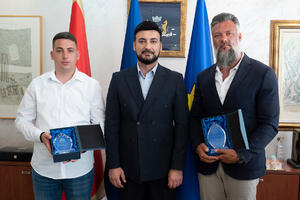 Jovanović uručio zahvalnice Radanoviću i Barčiću: "Hrabrost,...