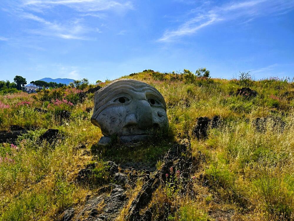 Skulpturu Oči vezuva stvorio je Lelo Esposito