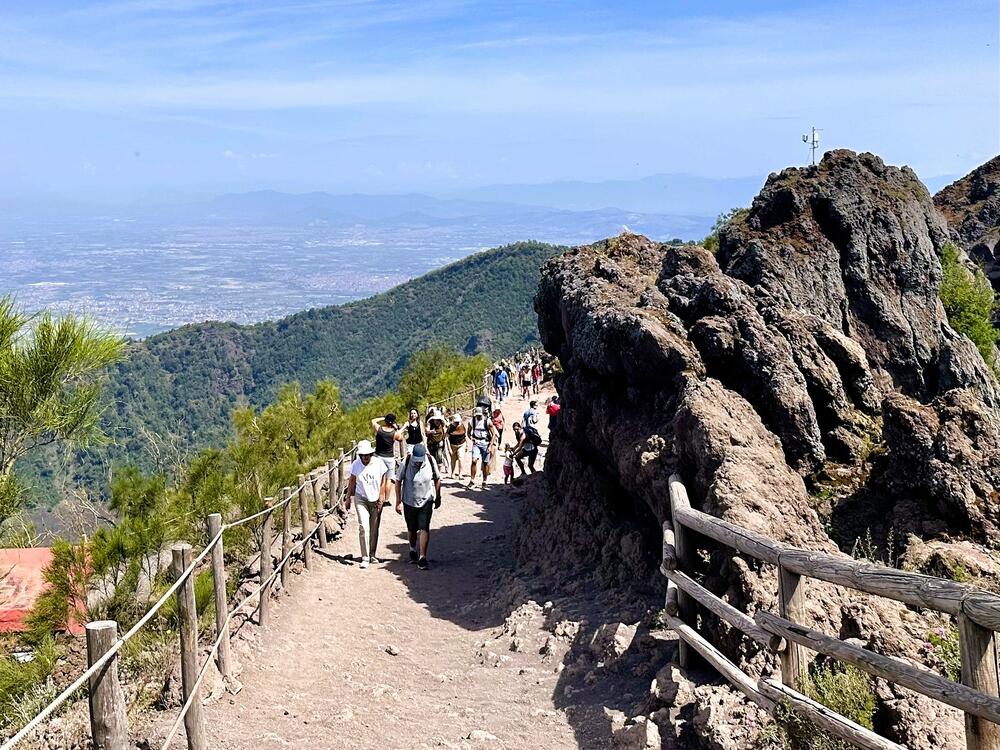 Turisti na usponu prema krateru