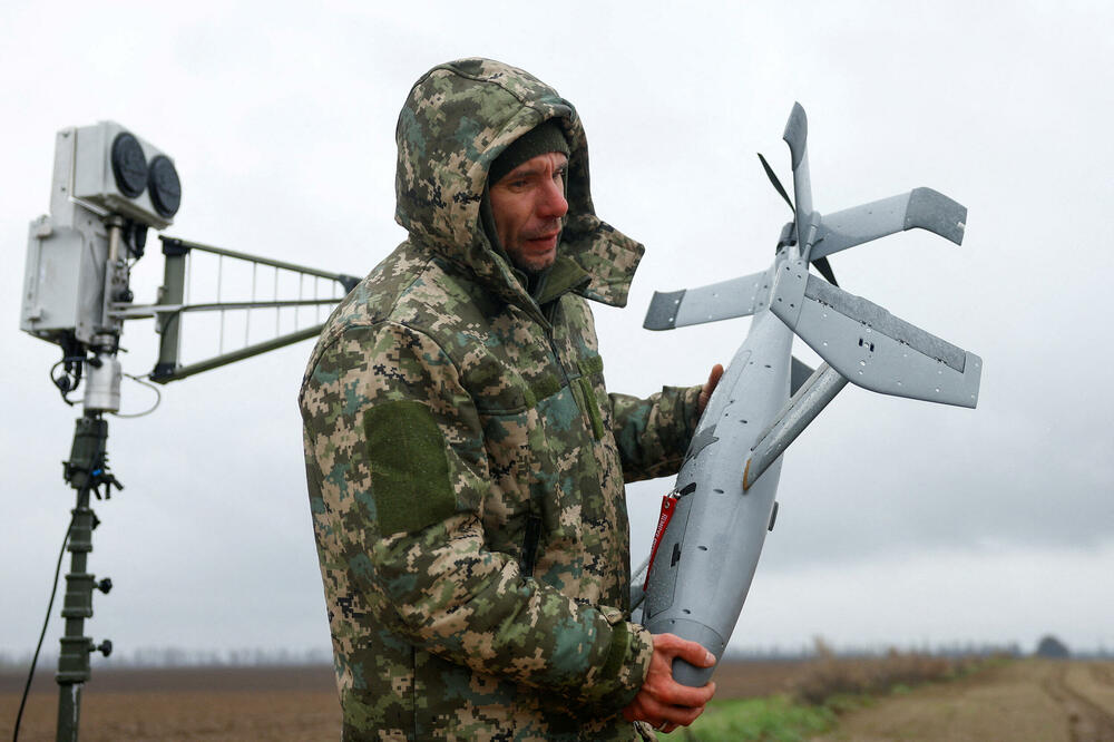 Ukrajinski vojnik tokom obuke nosi AS3, dron-presretač iz američkog modularnog sistema MEROPS za borbu protiv dronova, Foto: Reuters