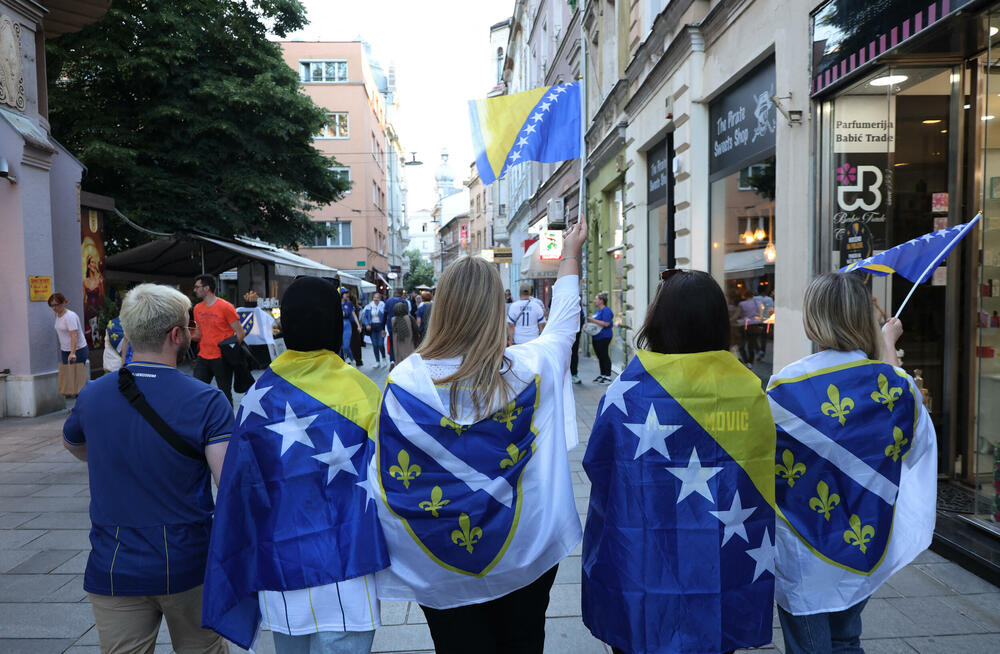 <p>Pjevala je i Alanis Moriset na otvaranju u Torontu, ali se sa tribina čuo i Halid Bešlić: "Poljem se širi miris ljiljana..."</p>