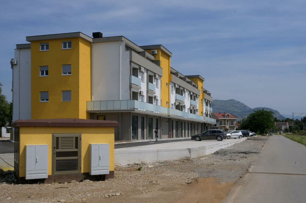 Jedna od stambenih zgrada na početku Ulice  Ludviga Kube u podgoričkom naselju Zagorič, Foto: Risto Bozovic