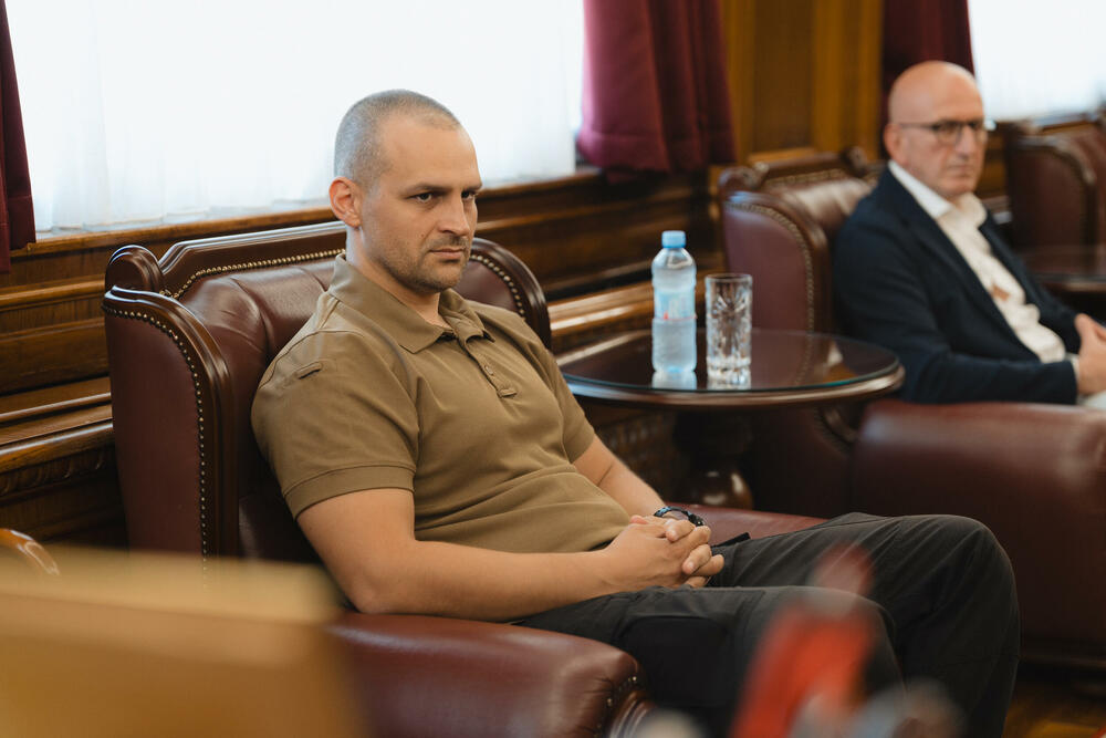 <p>"Danas sam razgovarao sa pilotima Avio-helikopterske jedinice Ministarstva unutrašnjih poslova, Borisom Boškovićem i Draškom Vukadinovićem i mehaničarom, članom posade, Nikolom Milićem, ljudima koji su tokom svoje profesionalne karijere nebrojeno puta rizikovali sopstvene živote kako bi spasavali živote drugih i štitili prirodna bogatstva Crne Gore", kazao je ministar unutrašnjih poslova Danilo Šaranović</p>