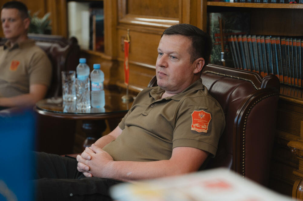 <p>"Danas sam razgovarao sa pilotima Avio-helikopterske jedinice Ministarstva unutrašnjih poslova, Borisom Boškovićem i Draškom Vukadinovićem i mehaničarom, članom posade, Nikolom Milićem, ljudima koji su tokom svoje profesionalne karijere nebrojeno puta rizikovali sopstvene živote kako bi spasavali živote drugih i štitili prirodna bogatstva Crne Gore", kazao je ministar unutrašnjih poslova Danilo Šaranović</p>