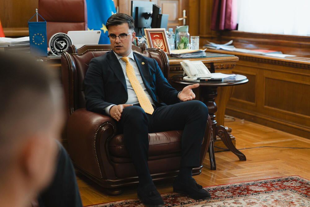 <p>"Danas sam razgovarao sa pilotima Avio-helikopterske jedinice Ministarstva unutrašnjih poslova, Borisom Boškovićem i Draškom Vukadinovićem i mehaničarom, članom posade, Nikolom Milićem, ljudima koji su tokom svoje profesionalne karijere nebrojeno puta rizikovali sopstvene živote kako bi spasavali živote drugih i štitili prirodna bogatstva Crne Gore", kazao je ministar unutrašnjih poslova Danilo Šaranović</p>