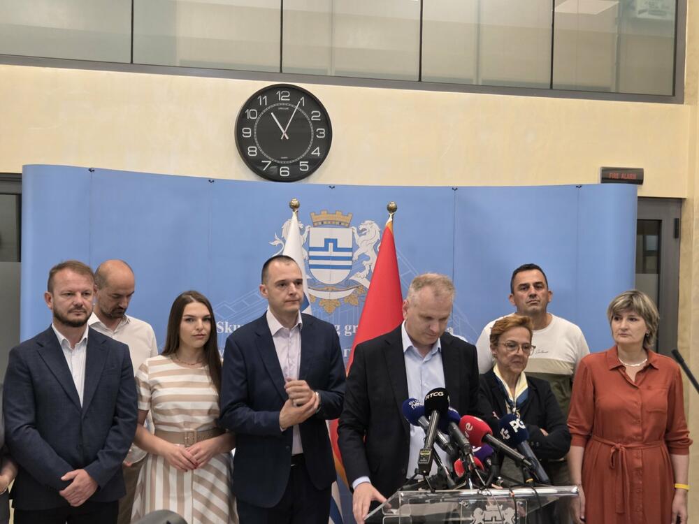 <p>Srđan Perić je na konferenciji za novinare rekao da očekuje da će jedna od prvih tačaka dnevnog reda Skupštine Glavnog grada biti izvještaj o radu gradonačelnika Podgorice i o radu gradskih preduzeća, od čega će zavisiti dalji koraci</p>