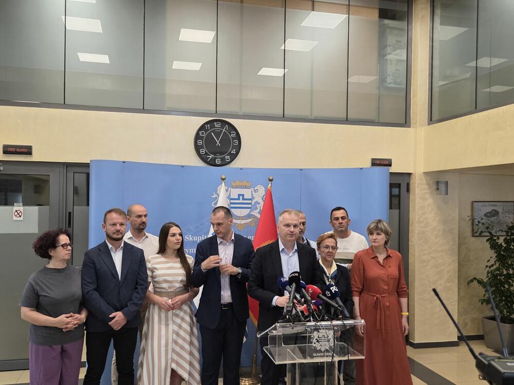 <p>Srđan Perić je na konferenciji za novinare rekao da očekuje da će jedna od prvih tačaka dnevnog reda Skupštine Glavnog grada biti izvještaj o radu gradonačelnika Podgorice i o radu gradskih preduzeća, od čega će zavisiti dalji koraci</p>