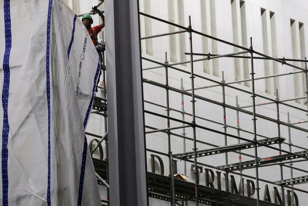 <p>Sud u Vašingtonu presudio je da se iz naziva Kenedi centra za scenske umjetnosti u tom gradu ukloni ime američkog predsjednika Donalda Trampa, postavljeno u decembru prošle godine</p>