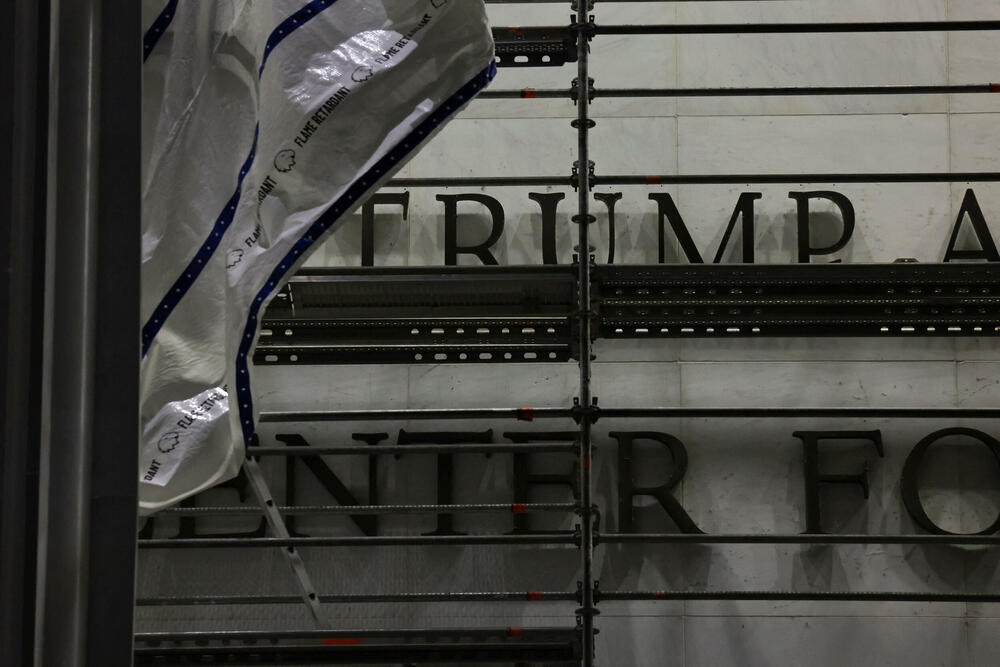 <p>Sud u Vašingtonu presudio je da se iz naziva Kenedi centra za scenske umjetnosti u tom gradu ukloni ime američkog predsjednika Donalda Trampa, postavljeno u decembru prošle godine</p>