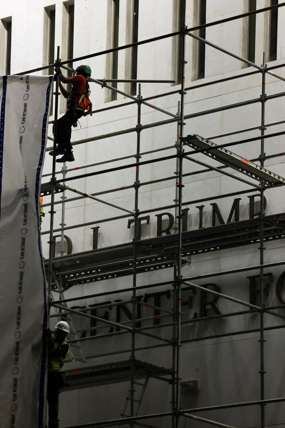 <p>Sud u Vašingtonu presudio je da se iz naziva Kenedi centra za scenske umjetnosti u tom gradu ukloni ime američkog predsjednika Donalda Trampa, postavljeno u decembru prošle godine</p>