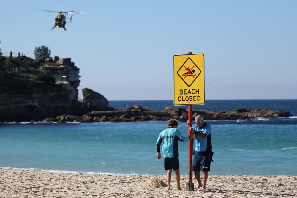 Spasioci postavljaju znak da je plaža Kudži zatvorena, Foto: Reuters
