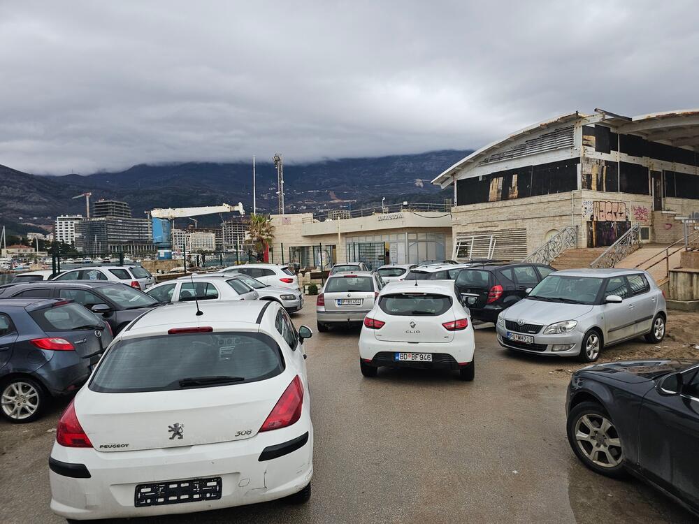 Opet parking na gradilištu: Parking servis u Budvi zakupio garažu...