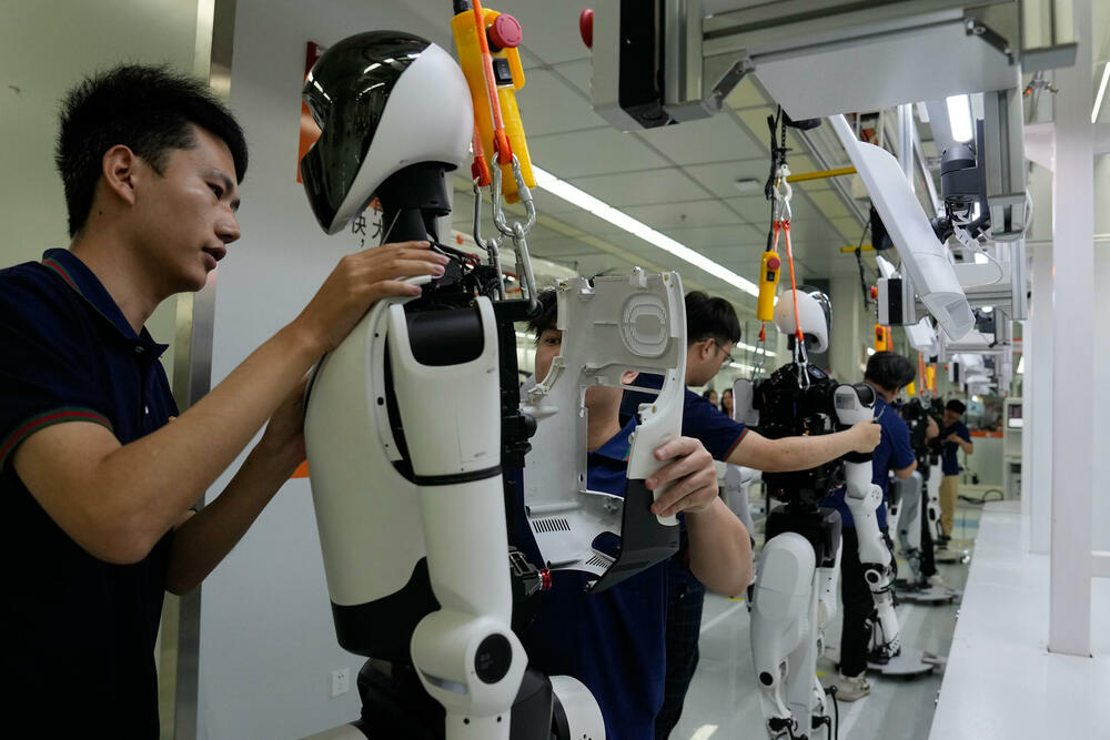 Radnici sklapaju robota u fabrici LY iTech za vještačku inteligenciju u Pekingu