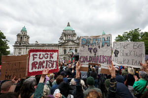Hiljade ljudi u Belfastu demonstrirale kako bi osudile...