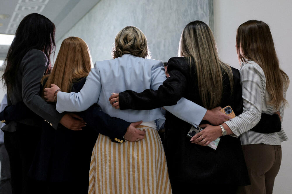 Žrtve Džefrija Epstina uoči saslušanja bivše državne tužiteljke SAD Pem Bondi pred Odborom za nadzor i reformu vlade Predstavničkog doma Kongresa, Foto: Rojters