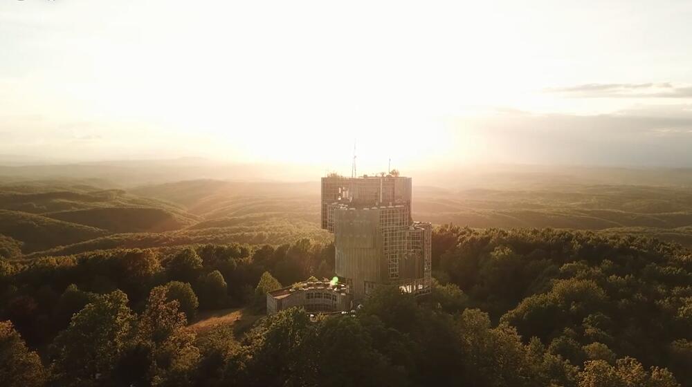 &ldquo;Odakle god da pogledate prema najvišem vrhu Petrove gore, na kojem se nalazi spomenik, vidjećete neki njegov odsjaj&rdquo;: Iz filma &ldquo;Spomenik revolucije&rdquo;, Foto: Promo