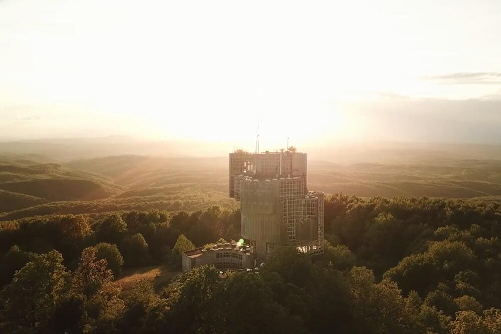 &ldquo;Odakle god da pogledate prema najvišem vrhu Petrove gore, na kojem se nalazi spomenik, vidjećete neki njegov odsjaj&rdquo;: Iz filma &ldquo;Spomenik revolucije&rdquo;, Foto: Promo