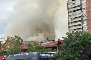 Požar u tržnom centru na Novom Beogradu: Gust dim i borba...