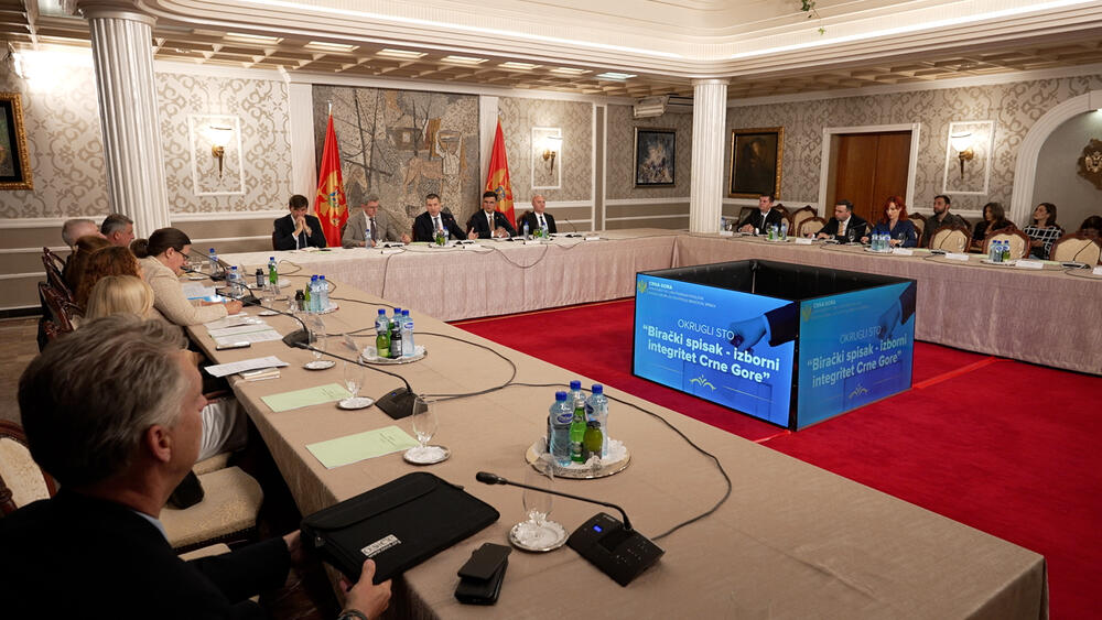 <p>"U registrima postoje hiljade lica koja decenijama nemaju ličnu kartu, već samo pasoš. Vršena je i analiza upisanih birača po adresama stanovanja i utvrđeno je da imamo neažuriran adresni registar i nekoliko stotina hiljada građana za koje država ne zna koja im je tačna adresa stanovanja. Ovo je više nego dovoljno problema koji zahtijevaju hitno rješavanje", poručio je ministar unutrašnjih poslova Danilo Šaranović</p>