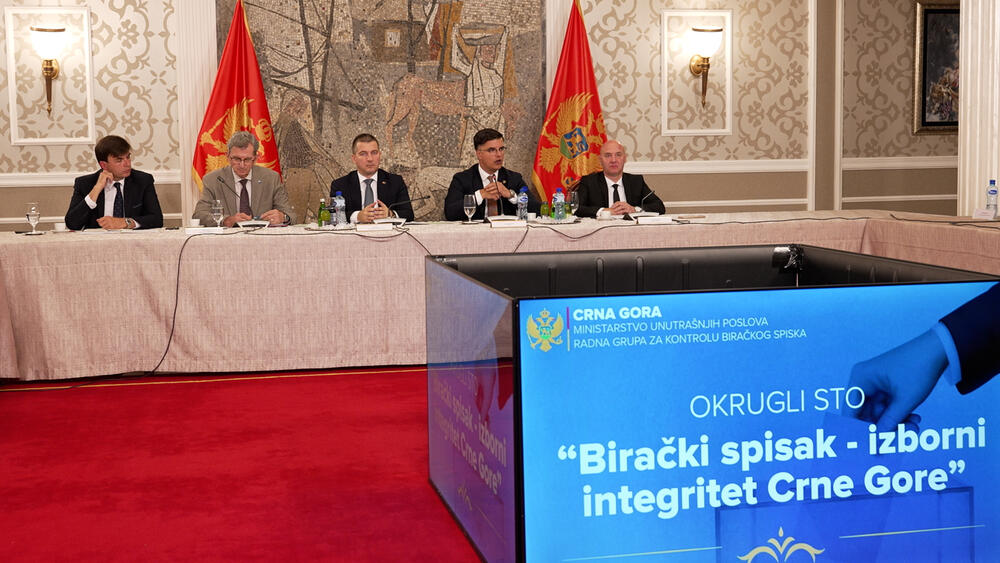 <p>"U registrima postoje hiljade lica koja decenijama nemaju ličnu kartu, već samo pasoš. Vršena je i analiza upisanih birača po adresama stanovanja i utvrđeno je da imamo neažuriran adresni registar i nekoliko stotina hiljada građana za koje država ne zna koja im je tačna adresa stanovanja. Ovo je više nego dovoljno problema koji zahtijevaju hitno rješavanje", poručio je ministar unutrašnjih poslova Danilo Šaranović</p>