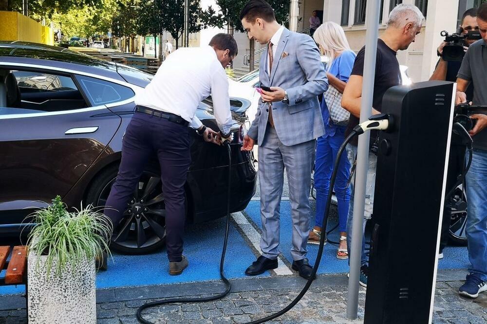 Prva punionica za električne automobile u Podgorici, u Njegoševoj ulici, Foto: Glavni grad