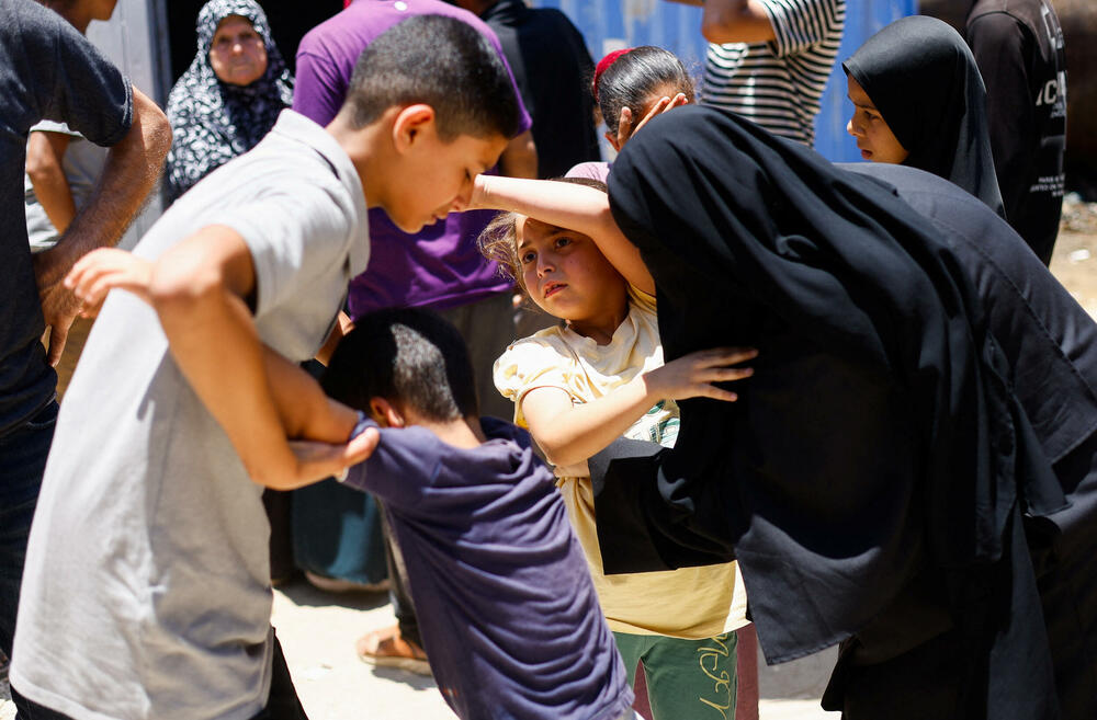 Djeca Palestinca Ahmada Abu Hina prisustvuju sahrani njega i njegovog brata Mahmuda, koji su ubijeni u izraelskom napadu