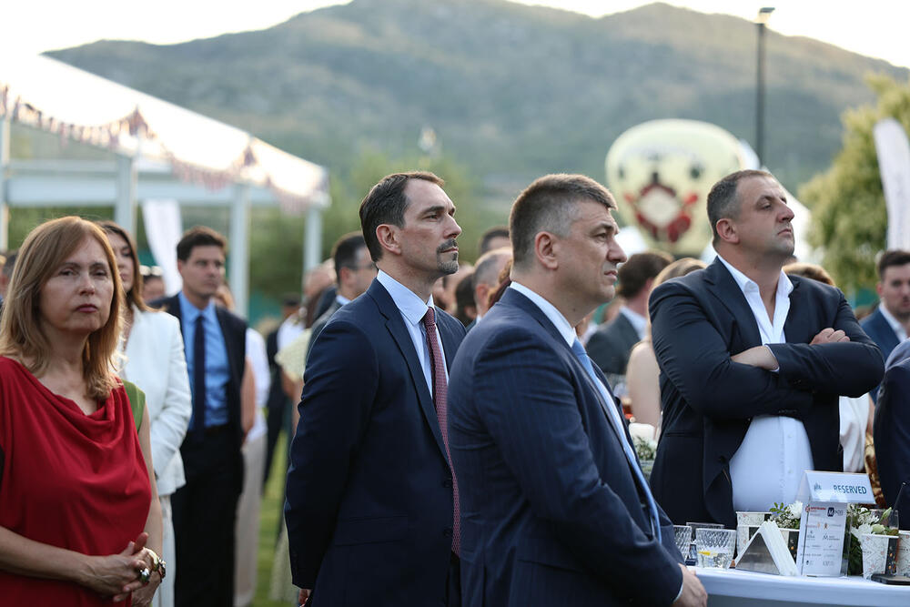 <p>"Britanska ambasada u Podgorici priredila je svečani prijem povodom zvaničnog rođendana Njegovog Veličanstva Kralja Čarlsa III, jedan od najvažnijih događaja koje organizuje Ujedinjeno Kraljevstvo širom svijeta", piše u saopštenju</p>