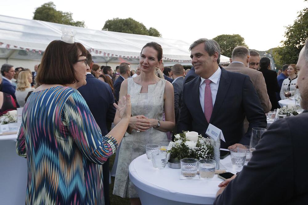<p>"Britanska ambasada u Podgorici priredila je svečani prijem povodom zvaničnog rođendana Njegovog Veličanstva Kralja Čarlsa III, jedan od najvažnijih događaja koje organizuje Ujedinjeno Kraljevstvo širom svijeta", piše u saopštenju</p>
