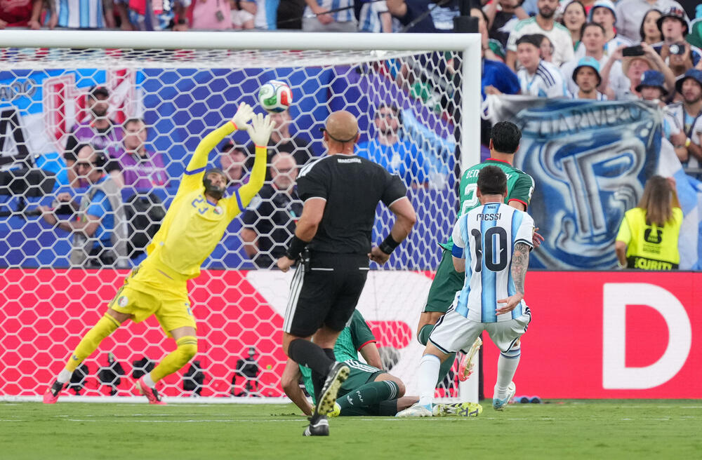 <p>U svom 200. nastupu za Argentinu postigao je 118, 119. i 120 gol, a 14, 15. i 16. na svjetskim šampionatima</p>