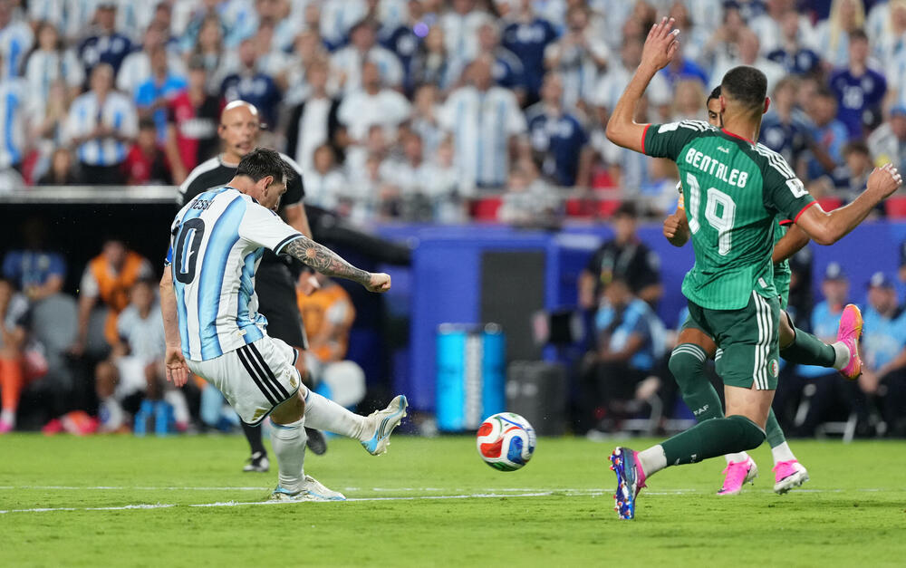<p>U svom 200. nastupu za Argentinu postigao je 118, 119. i 120 gol, a 14, 15. i 16. na svjetskim šampionatima</p>