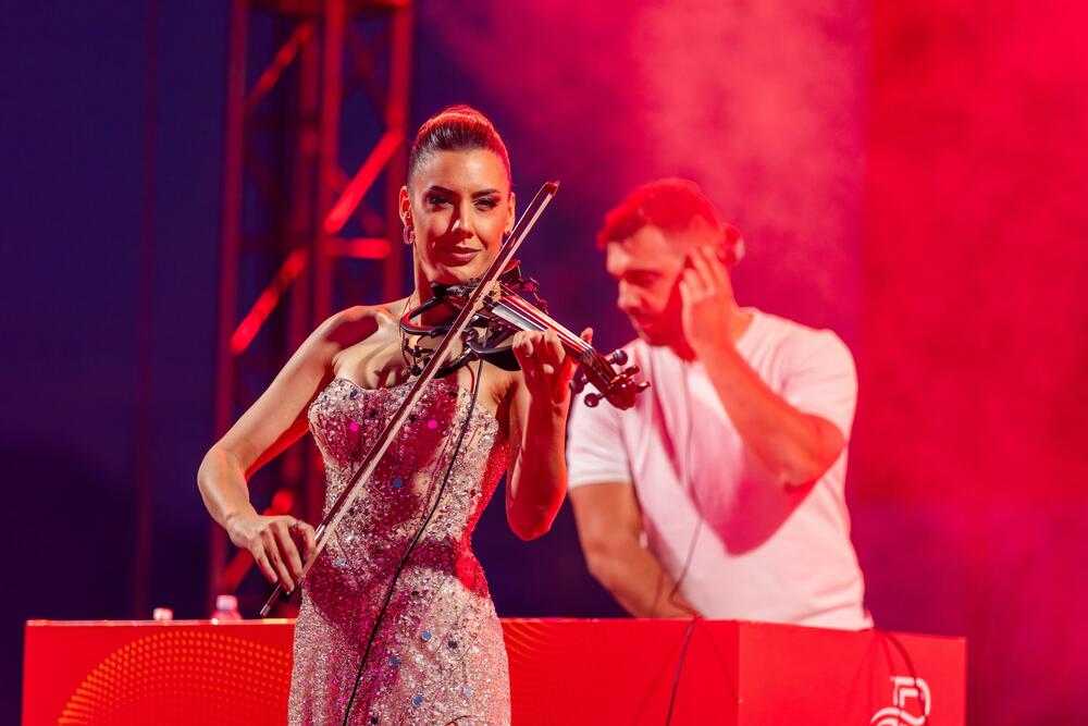 Violinistkinja Verica Čuljković u modelu Lidije Burić