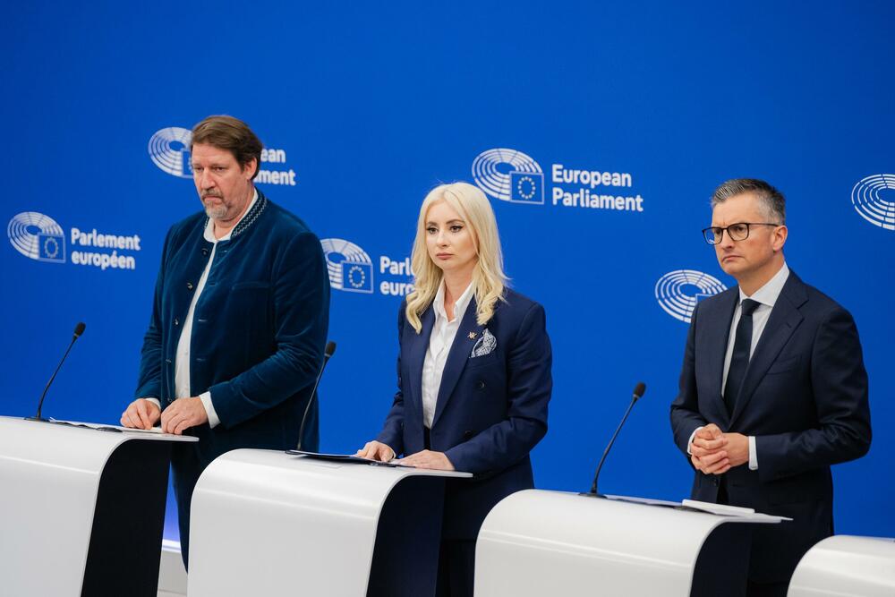 <p>"Želimo da riješimo sva otvorena pitanja prije ulaska u EU. Komunikacija je u toku i očekujem da ćemo u narednim mjesecima riješiti većinu od tih pitanja, nadamo se sva, ali za neka je potrebno vrijeme", kazala je Gorčević na konferenciji za novinare u Evropskom parlamentu, nakon usvajanja Rezolucije o Crnoj Gori, odgovorajući na pitanje da li je Crna Gora zabrinuta zbog bilateralnih pitanja sa Hrvatskom</p>