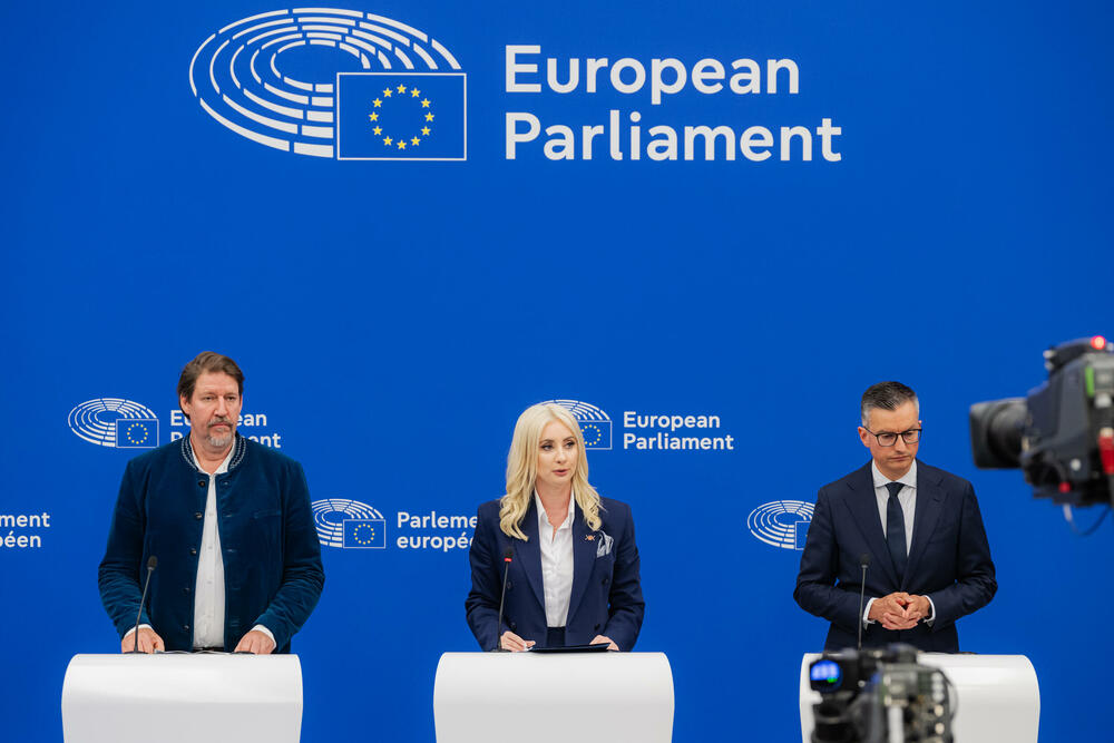 <p>"Želimo da riješimo sva otvorena pitanja prije ulaska u EU. Komunikacija je u toku i očekujem da ćemo u narednim mjesecima riješiti većinu od tih pitanja, nadamo se sva, ali za neka je potrebno vrijeme", kazala je Gorčević na konferenciji za novinare u Evropskom parlamentu, nakon usvajanja Rezolucije o Crnoj Gori, odgovorajući na pitanje da li je Crna Gora zabrinuta zbog bilateralnih pitanja sa Hrvatskom</p>