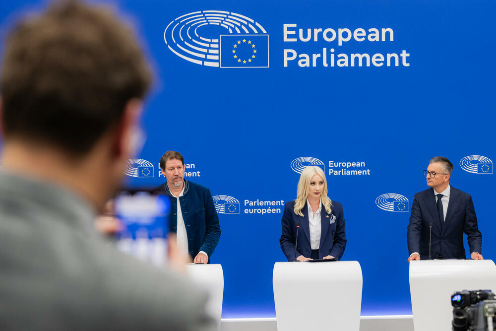 <p>"Želimo da riješimo sva otvorena pitanja prije ulaska u EU. Komunikacija je u toku i očekujem da ćemo u narednim mjesecima riješiti većinu od tih pitanja, nadamo se sva, ali za neka je potrebno vrijeme", kazala je Gorčević na konferenciji za novinare u Evropskom parlamentu, nakon usvajanja Rezolucije o Crnoj Gori, odgovorajući na pitanje da li je Crna Gora zabrinuta zbog bilateralnih pitanja sa Hrvatskom</p>