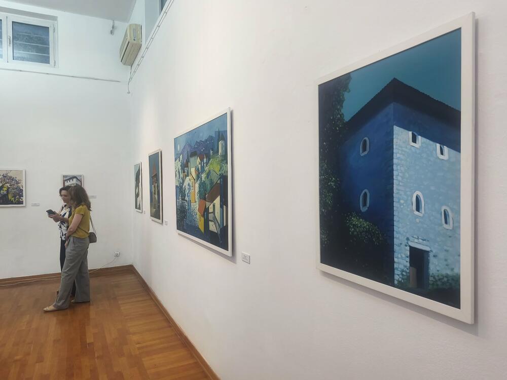 <p>Samostalna izložba &ldquo;Šapati samoće&rdquo; Sejle Kerović, otvorena je u Umjetničkom paviljonu ULUCG-a u Podgorici</p>