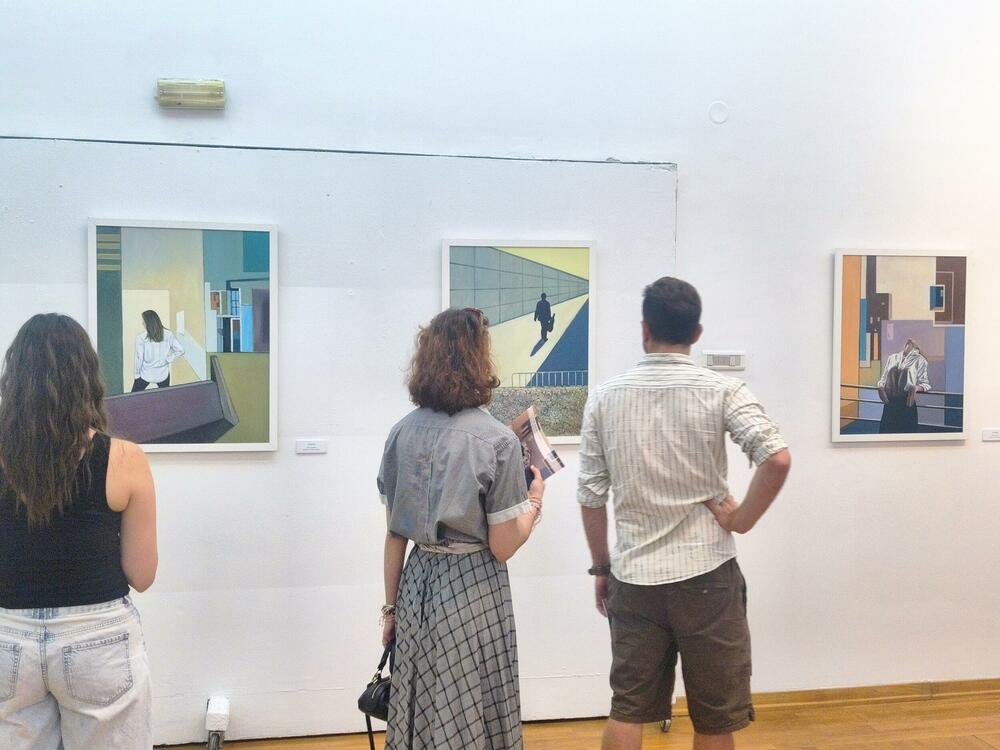 <p>Samostalna izložba &ldquo;Šapati samoće&rdquo; Sejle Kerović, otvorena je u Umjetničkom paviljonu ULUCG-a u Podgorici</p>