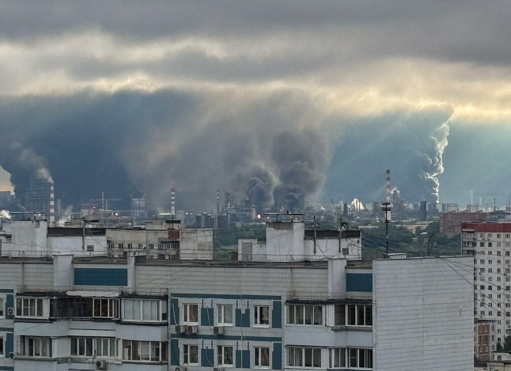 <p>"Snage protivvazdušne odbrane nastavljaju da odbijaju napad velikih razmjera. Nekoliko dronova uspjelo je da stigne do (moskovske naftne rafinerije)", rekao je gradonačelnik Moskve Sergej Sobjanjin, dodajući da je oštećen i jedan tržni centar. On je tvrdio da je oboreno oko 180 dronova koji su letjeli ka prijestonici Rusije</p>