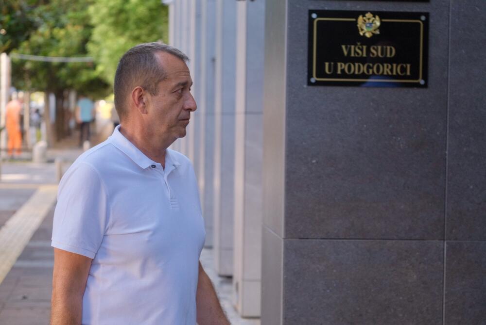 <p>Zoran Lazović kazao je da imanje nije prijavio kao poljoprivredno gazdinstvo jer nije želio subvencije od države, dok je Milivoje Katnić ocijenio da tužilaštvo pokušava da prikaže "kriminalnu vezu" između njega, Lazovića, porodice Đukanović i Prve banke</p>
