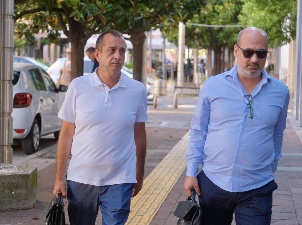<p>Zoran Lazović kazao je da imanje nije prijavio kao poljoprivredno gazdinstvo jer nije želio subvencije od države, dok je Milivoje Katnić ocijenio da tužilaštvo pokušava da prikaže "kriminalnu vezu" između njega, Lazovića, porodice Đukanović i Prve banke</p>