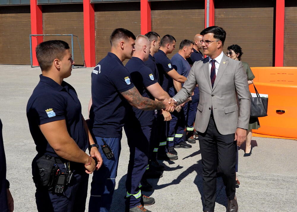 <p>Ministar unutrašnjih poslova Danilo Šaranović je istakao da je donacija mnogo više od materijalne pomoći, navodeći da je ona potvrda prijateljstva, solidarnosti i spremnosti za zajednički odgovor na izazove sa kojima se suočavaju dvije države</p>